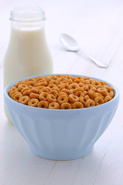 Delicioso e nutritivo levemente tostado café da manhã mel nozes cereal loops no estilo vintage
 - Foto, Imagem