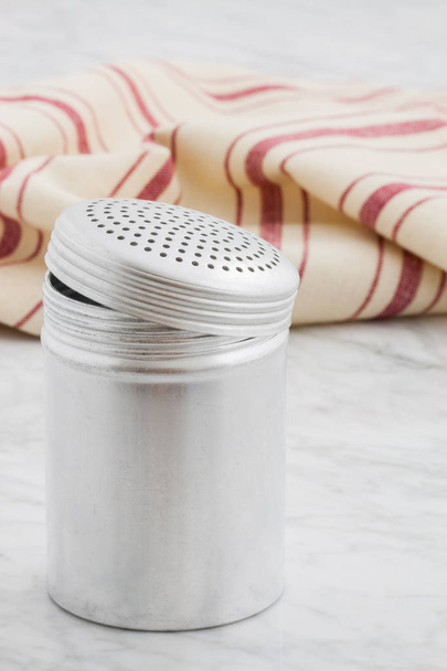 Agitador de sal y pimienta usado para sostener canela y chocolate en polvo
 - Foto, Imagen