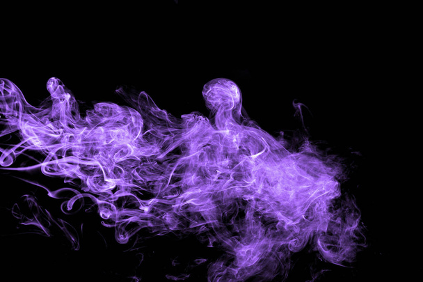 Abstraktní fialové kouřové toku v černém pozadí. Dramatické fialové mraky kouře. - Fotografie, Obrázek