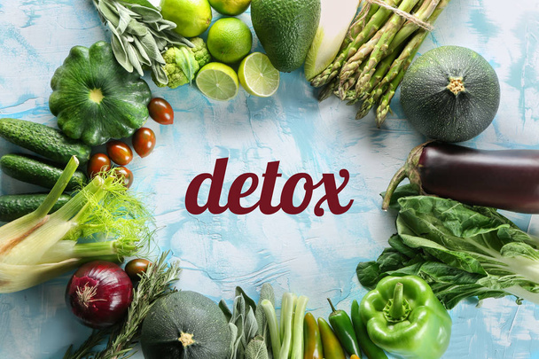 Frisches Gemüse für Detox-Diät auf farbigem Hintergrund - Foto, Bild