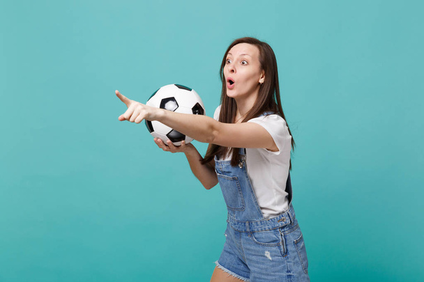 Verbaasd meisje voetbal fan cheer up favoriete ondersteuningsteam met soc - Foto, afbeelding