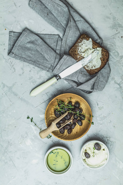 Whole wheat bread cream cheese and dried olives - Fotó, kép