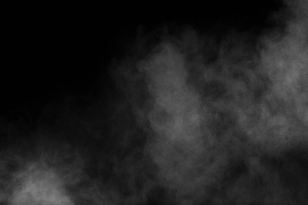 Παράξενες μορφές λευκή σκόνη έκρηξη σύννεφο μαύρο φόντο. Λευκή σκόνη σωματίδια splash. - Φωτογραφία, εικόνα