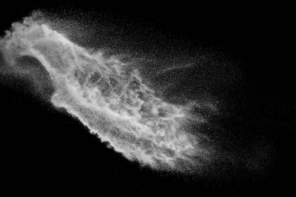Дивні форми хмари вибуху білого пороху на чорному тлі.
. - Фото, зображення