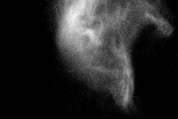 Bizarr formák, a fehér por robbanás felhő fekete háttérrel. Fehér por részecskék splash. - Fotó, kép