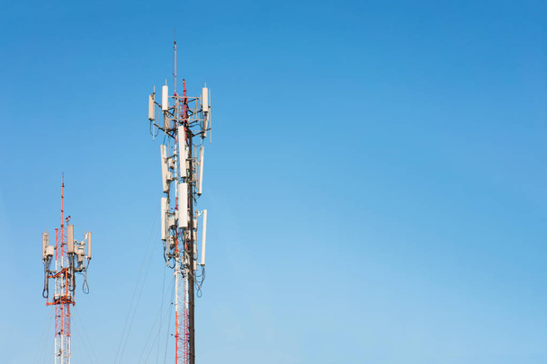 πύργος τηλεπικοινωνιών στο μπλε φόντο του ουρανού.   - Φωτογραφία, εικόνα