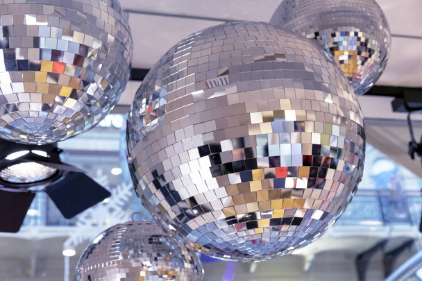 Tükör-disco labda és egy hatalmas reflektort, a háttérben egy új év. - Fotó, kép