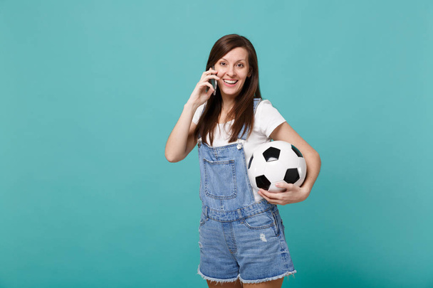 Красивая счастливая девушка футбольный болельщик с футбольным мячом говорить
 - Фото, изображение