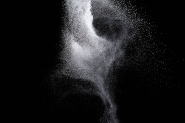 黒色の背景に分離された白い粉体爆発。ホワイトダスト粒子が飛び散る。カラーホリ祭り. - 写真・画像