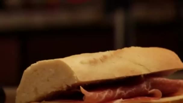 voorbereiden van Panini Sandwiches voor grillen - Video