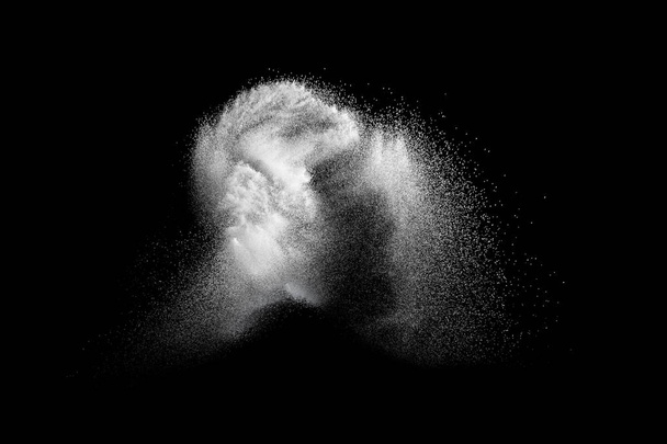 黒色の背景に分離された白い粉体爆発。ホワイトダスト粒子が飛び散る。カラーホリ祭り. - 写真・画像