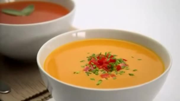 két tál levest, az egyik piros és egy narancs - Felvétel, videó