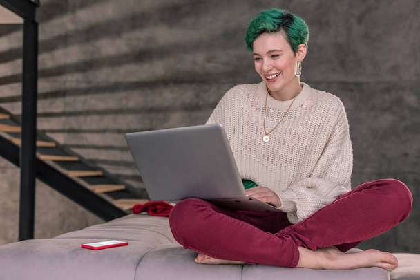 Freelancer writer smiling while reading reviews to her story - Φωτογραφία, εικόνα