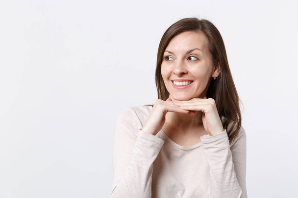Attraente sorridente giovane donna in abiti leggeri guardando da parte pu
 - Foto, immagini