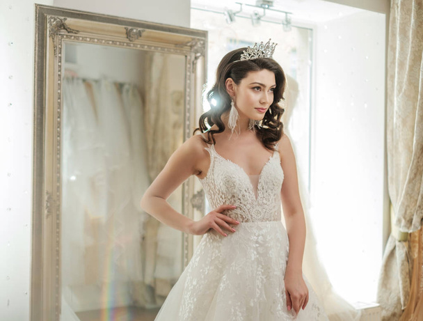 Красива наречена вибирає весільну сукню в весільному салоні
 - Фото, зображення
