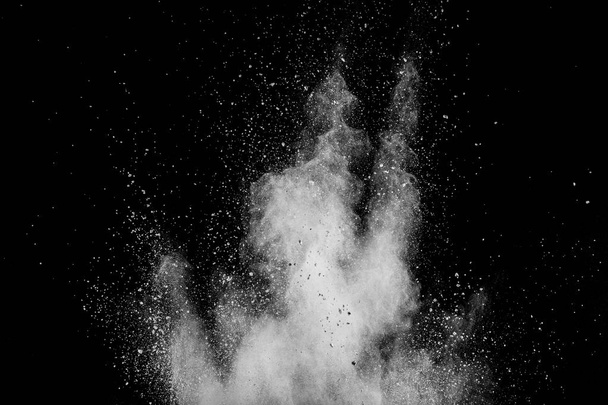 Explosion de poudre blanche isolée sur fond noir. Les particules de poussière blanche éclaboussent.. - Photo, image