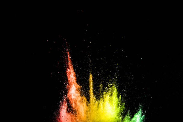 Värikäs räjähdys Happy Holi jauheelle. Värihiukkasten abstrakti tausta puhkesi tai roiskui
. - Valokuva, kuva