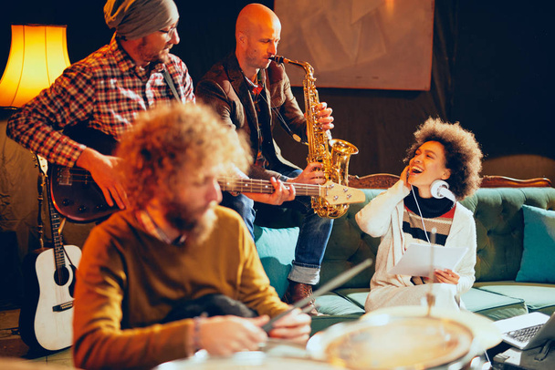 Jazz-yhtye soittaa musiikkia kotistudiossa. Valikoiva keskittyminen rumpuun
 - Valokuva, kuva