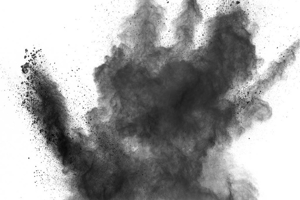 Eksplozja czarny proszek na białym tle. Czarnego pyłu cząstek splash. Malowane Festiwal proszek Holi. - Zdjęcie, obraz