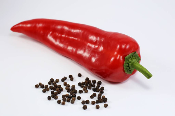κόκκινο πιπέρι και πιπέρι μπιζέλια που απομονώνονται σε λευκό φόντο - Φωτογραφία, εικόνα