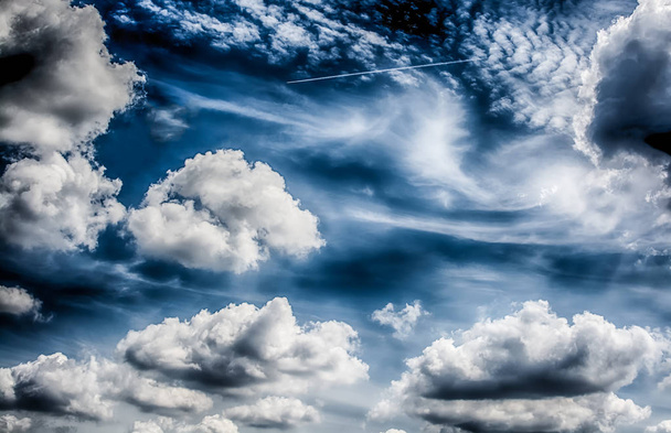 Masowo zachmurzone niebo dramatyczne scape / cloud scape kolor odkryty natura obraz z contrail w biały niebieski czarny - Zdjęcie, obraz