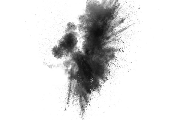 Explosion de poudre noire sur fond blanc. éclaboussures de particules de poussière noire. festival de poudre Holi peint
. - Photo, image