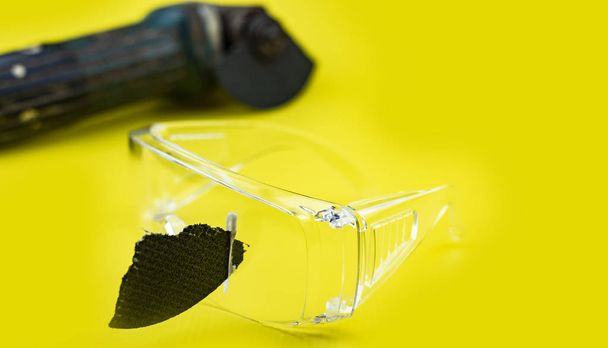 Збережені захисні окуляри це око під час роботи, тому що підключення до ріжучих дисків зламано, безпека спочатку, небезпека використання електроінструментів
 - Фото, зображення