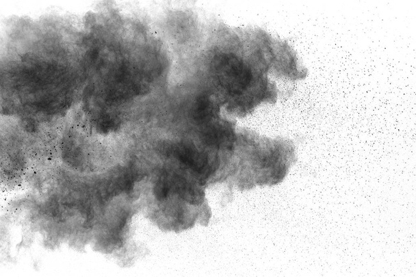 Μαύρη σκόνη έκρηξη σε άσπρο φόντο. Μαύρη σκόνη σωματίδια παφλασμό. Χειροποίητη σκόνη Holi φεστιβάλ. - Φωτογραφία, εικόνα