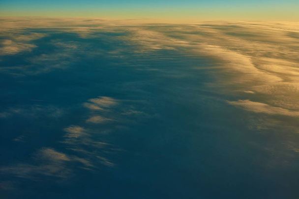 kék ég alatt bolyhos felhők - Fotó, kép