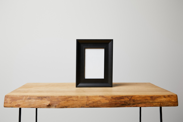cadre carré noir sur table en bois à la maison
 - Photo, image