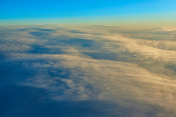 blauer Himmel über flauschigen Wolken - Foto, Bild