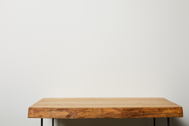 dekorativní dřevěný hnědý stůl doma - Fotografie, Obrázek