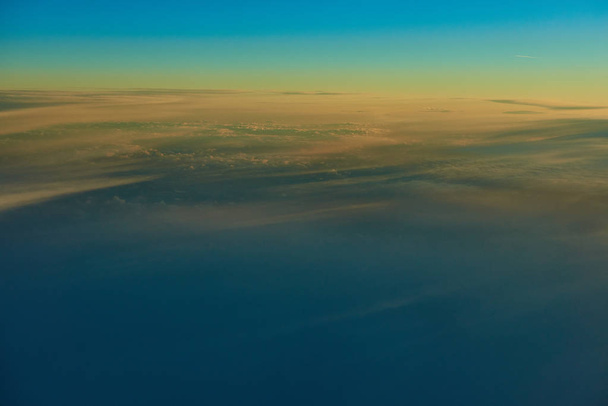 kék ég alatt bolyhos felhők - Fotó, kép