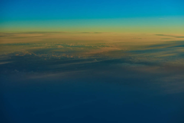 kabarık bulutlar üzerinde mavi gökyüzü - Fotoğraf, Görsel