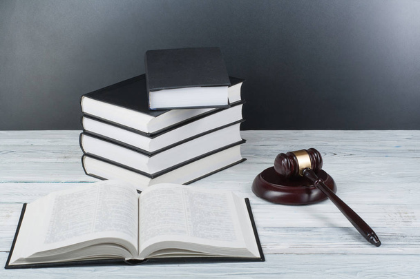 Jogi koncepció - Nyílt jogi könyv fából készült zsűri kalapáccsal az asztalon egy tárgyalóteremben vagy bűnüldöző hivatalban, fehér alapon elszigetelve. A szöveg másolási helye. - Fotó, kép