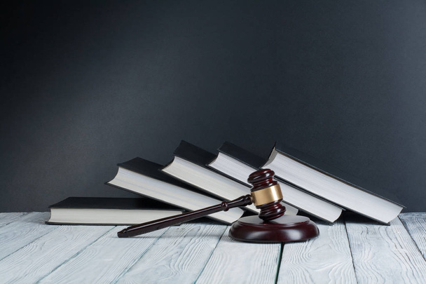 Law concept - Open wet boek met een houten rechters hamer op tafel in een rechtszaal of rechtshandhavingskantoor geïsoleerd op witte achtergrond. Kopieer ruimte voor tekst. - Foto, afbeelding