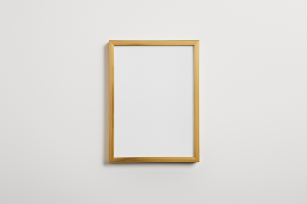 Деревянная пустая рамка на белом фоне  - Фото, изображение