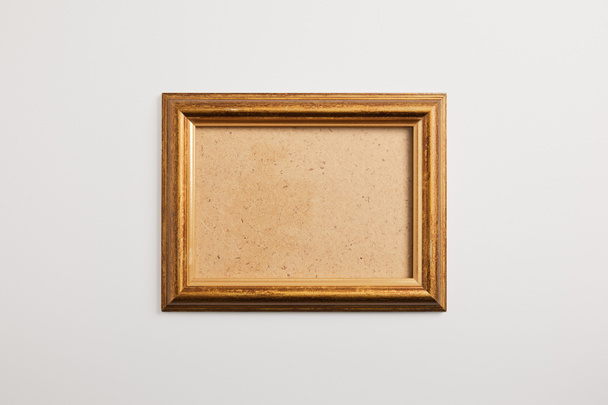 ξύλινο κενό τετράγωνο πλαίσιο σε λευκό φόντο  - Φωτογραφία, εικόνα