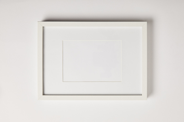 marco de maqueta blanco sobre fondo blanco
  - Foto, imagen