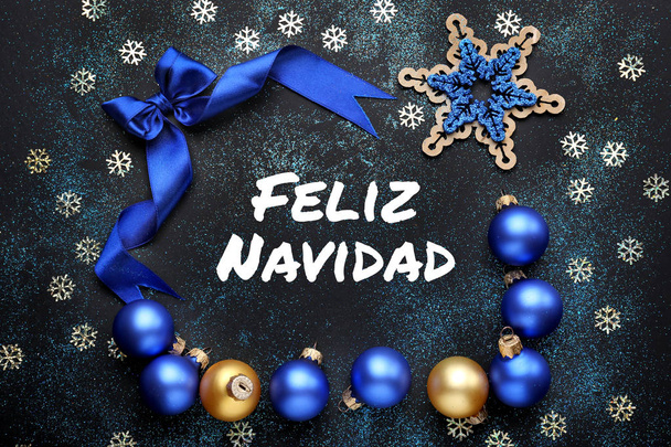 Гарні різдвяні прикраси з текстом Feliz Navidad на темному тлі - Фото, зображення