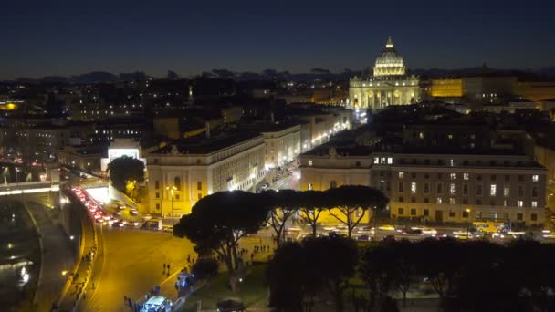 Bazilika St. Peter Vatikán osvětlené noční světla v soumraku hodinu v Itálii - Záběry, video