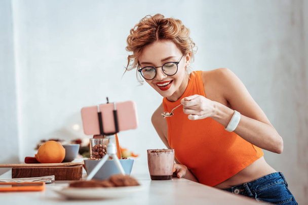 Positive cheerful woman eating her favourite food - Foto, Bild