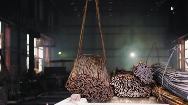 Balík ocelových tyčinek se zdvihl z výroby jeřábu - Záběry, video