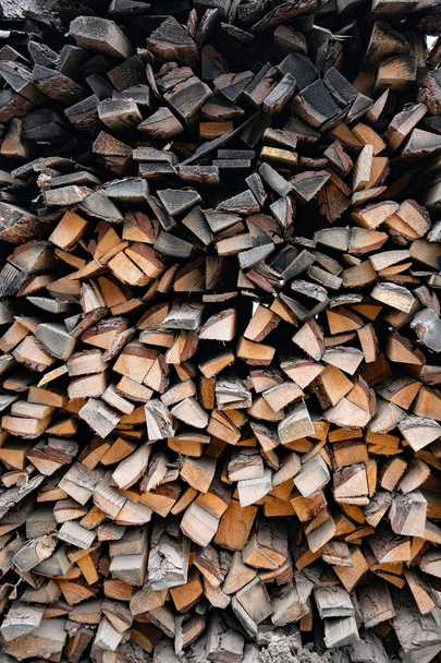 Een stapel brandhout, gezaagd hout productiefafval. Grondstoffen voor de open haard, kachel. - Foto, afbeelding