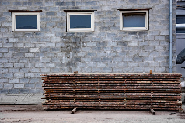 Un aserradero. Una pila de tablas de madera al aire libre.Serrado, madera aserrada
. - Foto, imagen
