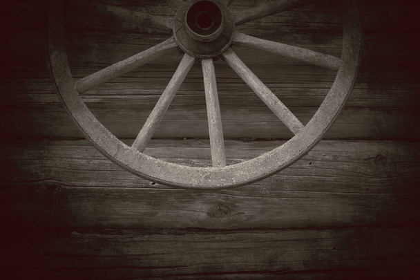 Vieille roue en bois
 - Photo, image