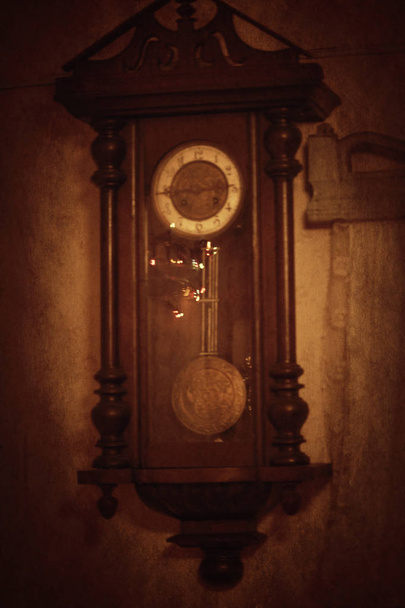 Oude vintage klok hangend aan de muur - Foto, afbeelding