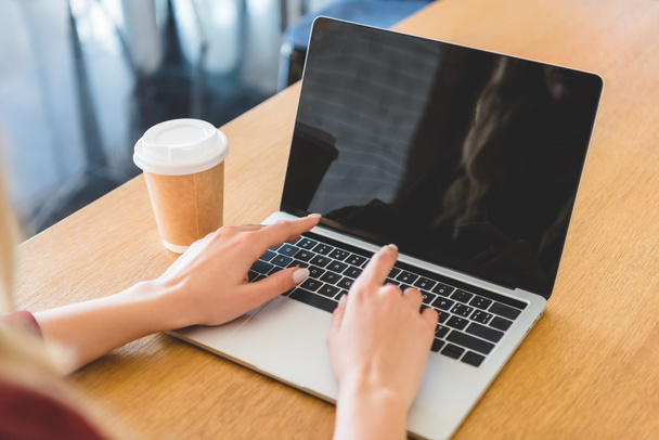 bijgesneden beeld van vrouw laptop met kopie ruimte in café  - Foto, afbeelding