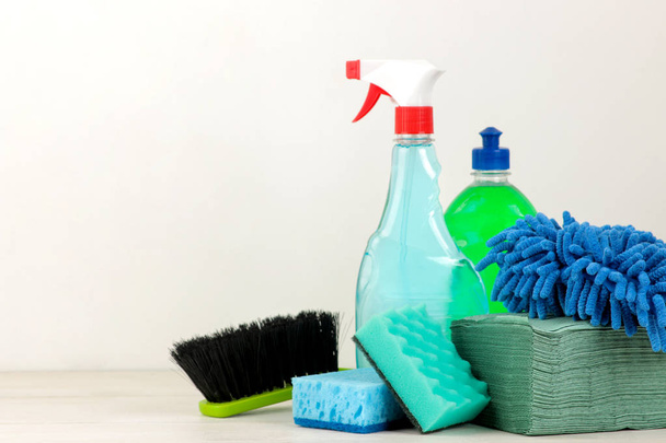 Flaschen mit Waschmittel und Reinigungswerkzeug in einer Schublade auf hellem Hintergrund. Reinigung. Reinigungsmittel. Raum für Text - Foto, Bild