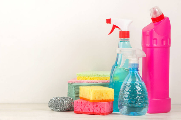 Butelki z detergentu i czyszczenie narzędzi na jasnym tle. czyszczenie. środków czyszczących. miejsce dla tekstu. wolne miejsce - Zdjęcie, obraz